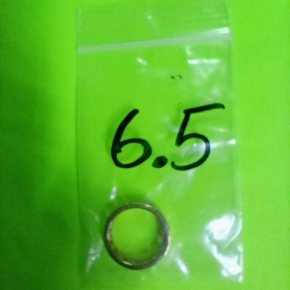 Goldtone cut out band ring size 6.5 - Picture 2 of 3